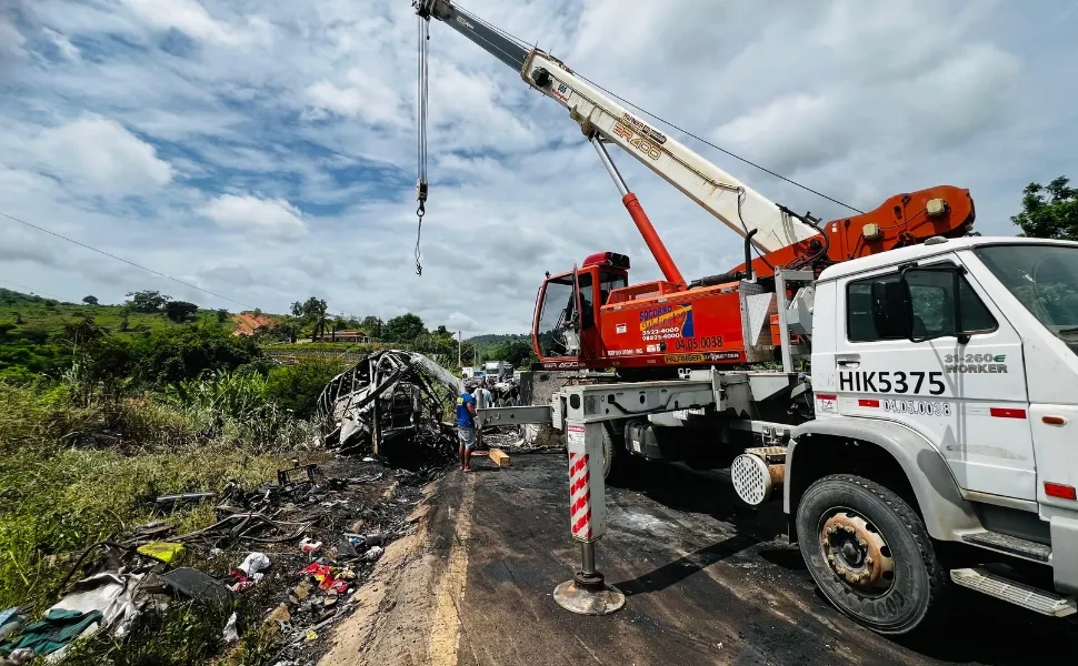 Imagem ilustrativa da imagem Empresa divulga lista de quem estava no ônibus envolvido em acidente em MG