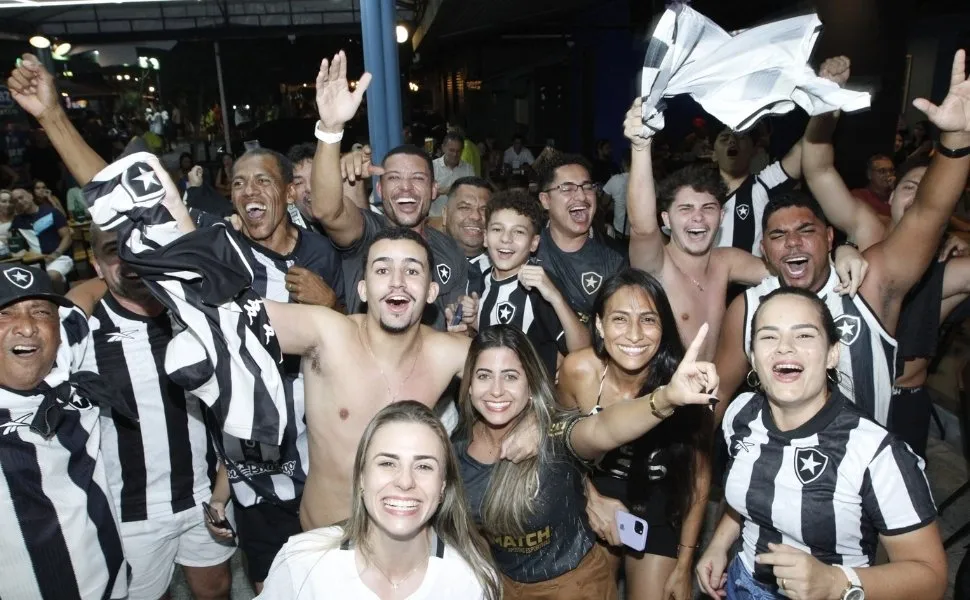 Imagem ilustrativa da imagem Festa gloriosa em Vitória com o título inédito do Botafogo na Libertadores