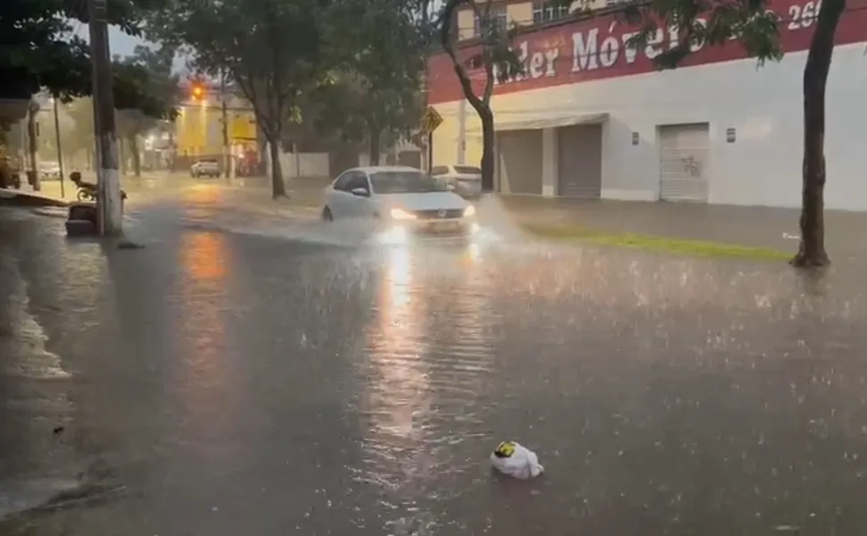 Imagem ilustrativa da imagem Fortes chuvas deixam ruas alagadas e complicam o trânsito na Grande Vitória