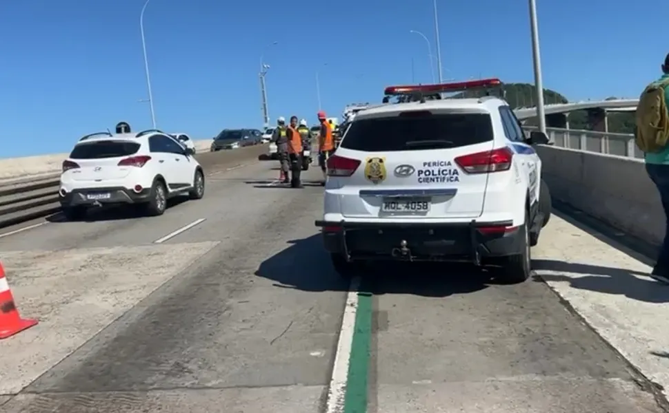 Imagem ilustrativa da imagem Motociclista morre após bater em carro com pane na Terceira Ponte