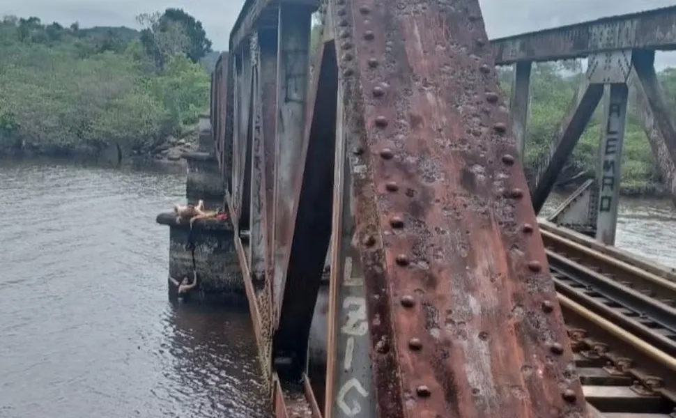 Imagem ilustrativa da imagem VÍDEO: Jovem cai de ponte durante foto, e é salva pelo cadarço do namorado em SC