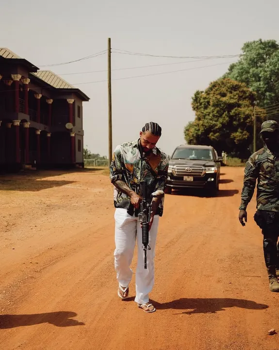 Imagem ilustrativa da imagem Memphis Depay posa com fuzil em visita ao exército de Gana