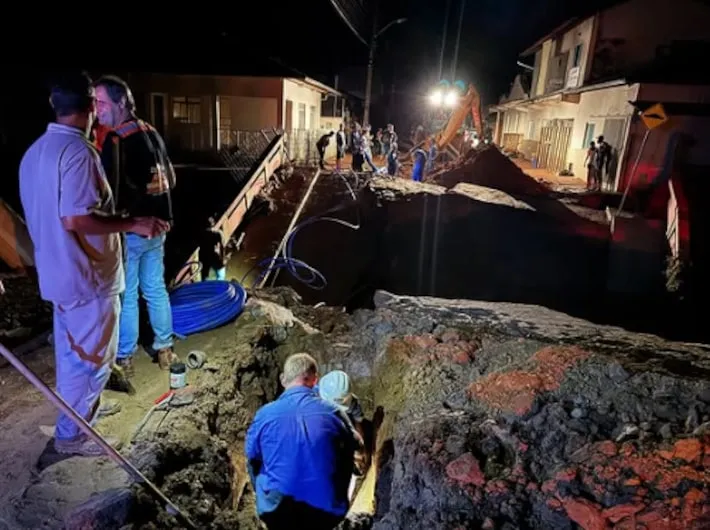 Imagem ilustrativa da imagem Moradores são resgatados com cordas por prefeito durante enchente em MG; veja vídeo