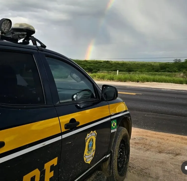 Imagem ilustrativa da imagem Motorista quase atropela policial ao tentar fugir de blitz da PRF, em Salgueiro