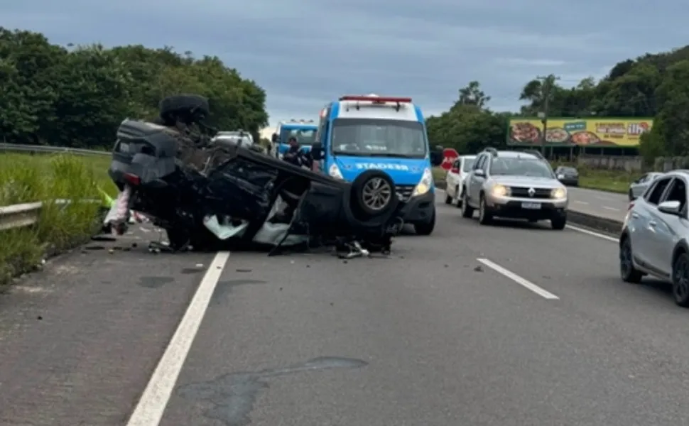 Imagem ilustrativa da imagem Mulher morre após carro capotar em grave acidente na Rodovia do Sol