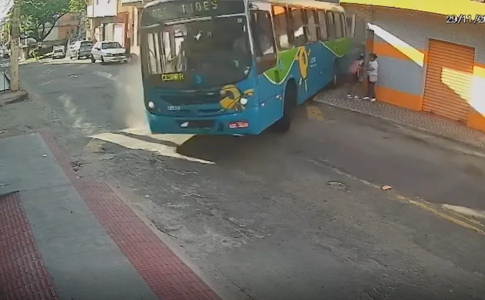 Imagem ilustrativa da imagem Ônibus do Transcol perde freio em ladeira e motorista consegue evitar tragédia