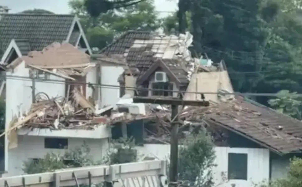 Imagem ilustrativa da imagem 'Parecia um raio', diz testemunha de queda de avião em Gramado (RS)