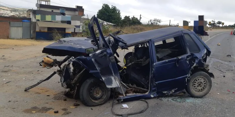 Imagem ilustrativa da imagem Passageira de carro cai do veículo durante colisão e morre atropelada por carreta