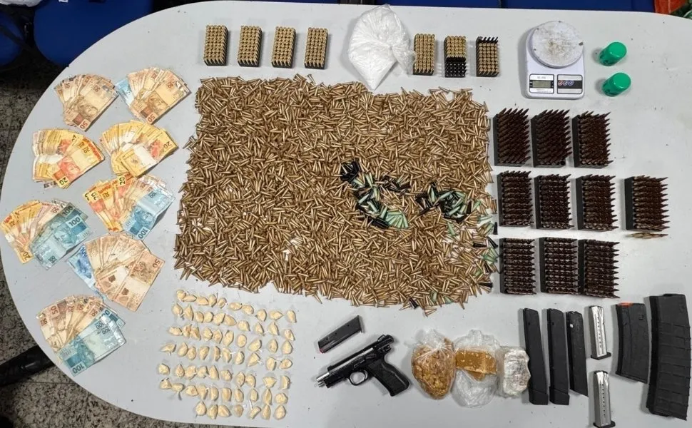 Imagem ilustrativa da imagem Polícia apreende 3 mil pinos de cocaína e mais de 800 munições no bairro Da Penha