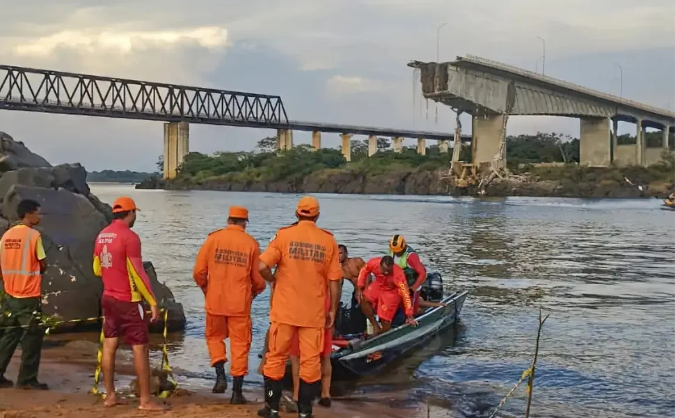 Imagem ilustrativa da imagem Buscas por vítimas de queda de ponte são retomadas