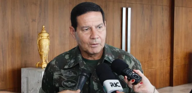 Imagem ilustrativa da imagem Prisão de Braga Netto é 'atropelo das normas legais', diz Mourão