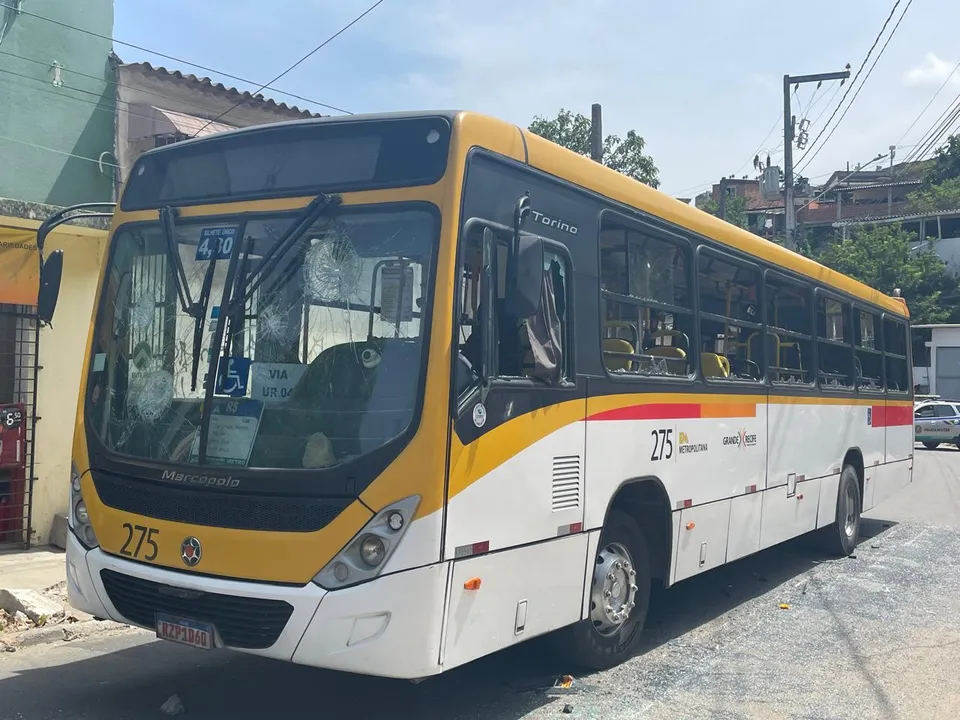 Imagem ilustrativa da imagem Rapaz morre ao andar pendurado em ônibus e ser prensado contra um poste