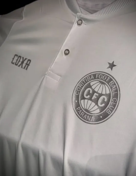 Imagem ilustrativa da imagem Réveillon 2025: clubes lançam camisas especiais para a data e miram receita no fim de ano