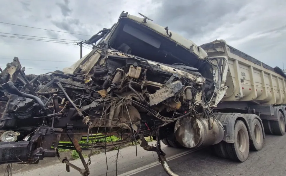 Imagem ilustrativa da imagem Rodovia do Contorno é interditada após acidente com carretas e caminhão