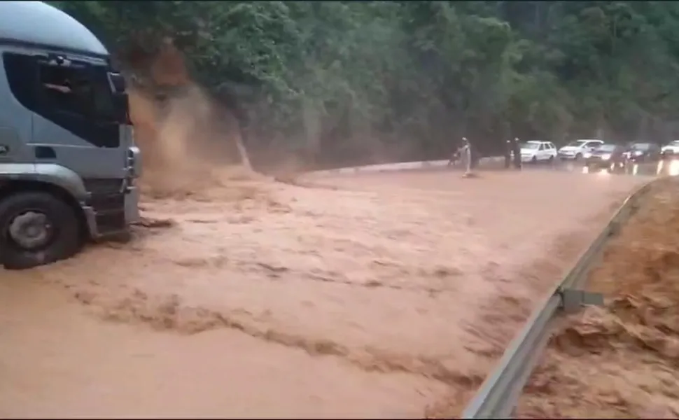 Imagem ilustrativa da imagem Temporal alaga ruas e deixa desalojados na Região Serrana do ES