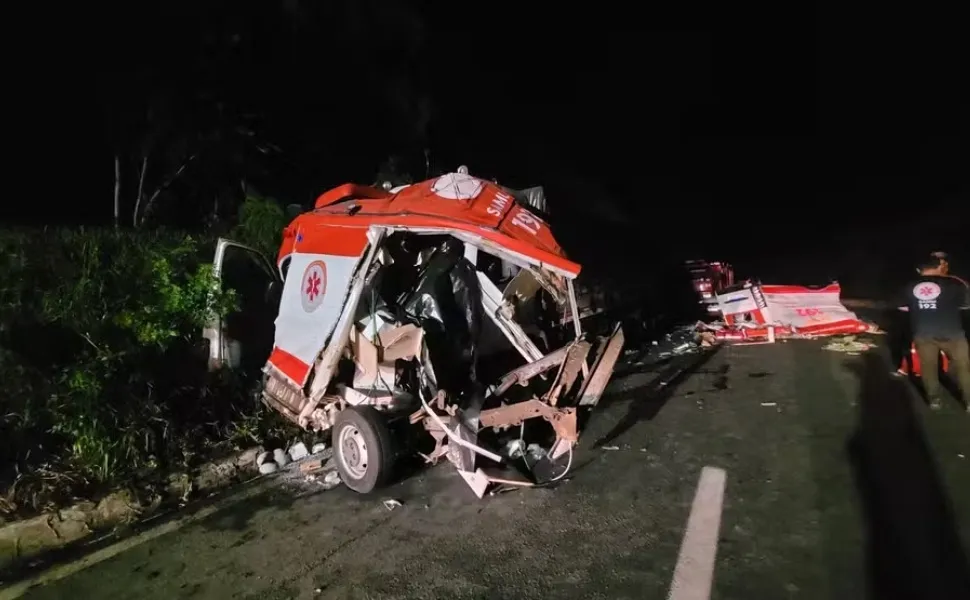 Imagem ilustrativa da imagem Três socorristas e paciente morrem em acidente com ambulância e caminhão no Paraná