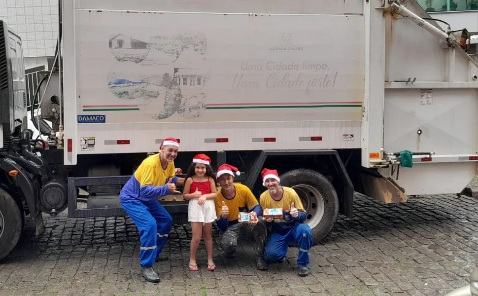 Imagem ilustrativa da imagem VÍDEO | Menina de 6 anos entrega presentes de Natal para garis no ES