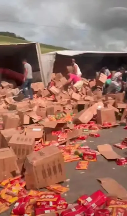 Imagem ilustrativa da imagem VÍDEO: Carreta carregada de alimentos tomba na BR-101 e carga é saqueada
