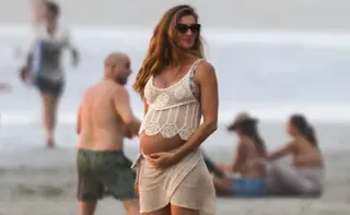 Imagem ilustrativa da imagem Gisele Bündchen exibe barrigão de gravidez durante férias na Costa Rica