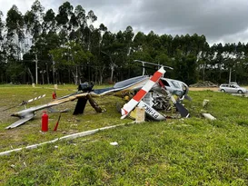 Imagem ilustrativa da imagem Helicóptero cai em cidade no interior de SC; duas pessoas ficam feridas