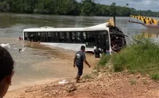 Imagem ilustrativa da imagem Ônibus cai em rio durante travessia de balsa no Pará, e criança desaparece