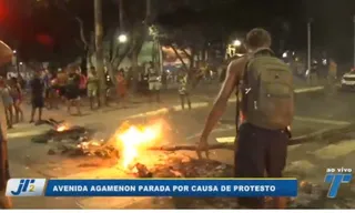 Imagem ilustrativa da imagem Protesto bloqueia a Avenida Agamenon Magalhães e causa caos no trânsito