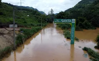 Imagem ilustrativa da imagem Rio transborda e acesso à Santa Leopoldina é bloqueado após fortes chuvas