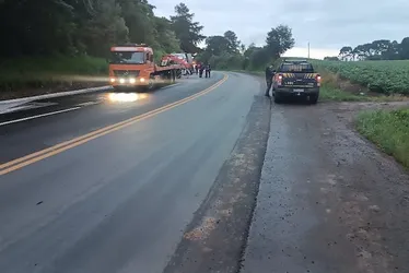 Imagem ilustrativa da imagem Acidente entre ambulância e caminhão deixa 4 mortos no Paraná