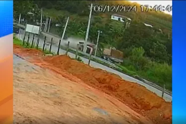 Imagem ilustrativa da imagem Acidente entre caminhões deixa uma pessoa morta em Afonso Cláudio; veja