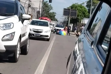Imagem ilustrativa da imagem Acidente entre carro e moto deixa ferido e trânsito lento em Vila Velha