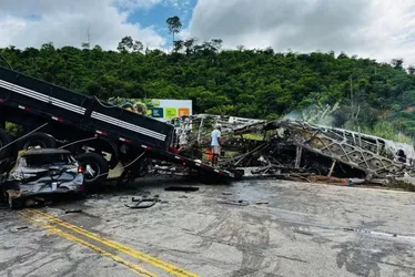 Imagem ilustrativa da imagem Motorista de carreta do acidente com 41 mortes em MG estava com carteira cassada