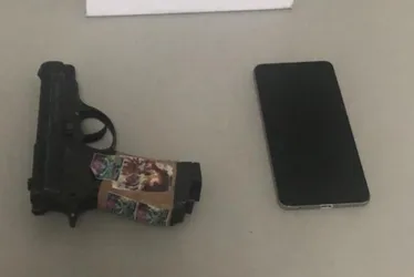 Imagem ilustrativa da imagem Adolescentes são apreendidos com arma falsa após roubo e agressão em Vitória