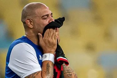 Imagem ilustrativa da imagem Adriano chora com mensagem do pai feita por IA em jogo de despedida no Maracanã