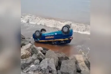 Imagem ilustrativa da imagem Aluna capota com carro de autoescola e cai no mar no Sul do ES