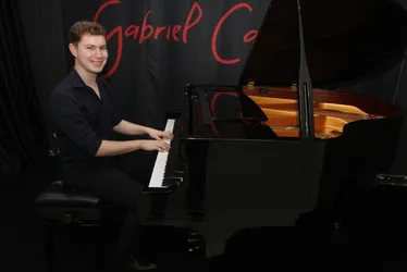 Imagem ilustrativa da imagem Aos 16 anos, pianista ganha concurso e vai à Europa