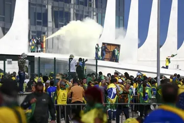 Imagem ilustrativa da imagem Após 2 anos dos ataques de 8 de janeiro, STF condenou 371 e 122 estão foragidos