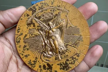 Imagem ilustrativa da imagem Atletas franceses mostram péssimo estado das medalhas conquistadas nos Jogos de Paris; veja