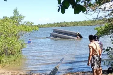 Imagem ilustrativa da imagem Bebê é encontrado com vida uma hora depois de barco em que estava virar