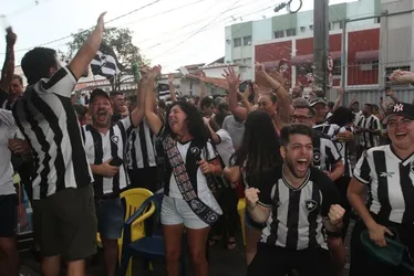 Imagem ilustrativa da imagem Botafoguenses festejam o título nacional em bar de Jardim Camburi