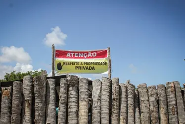 Imagem ilustrativa da imagem CPRH inicia remoção do muro do Pontal de Maracaípe após mais de 2 anos de disputas