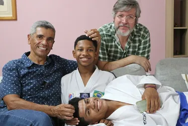 Imagem ilustrativa da imagem Campeão brasileiro de Taekwondo vira símbolo da campanha pela adoção tardia no ES