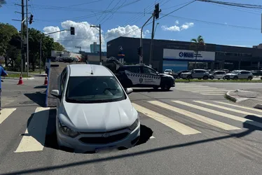 Imagem ilustrativa da imagem Carro é "engolido" por buraco após asfalto ceder em Vila Velha
