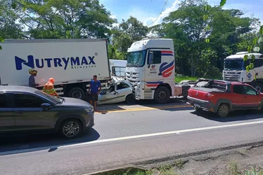 Imagem ilustrativa da imagem Carro é esmagado entre carretas e motorista fica ferido na BR-101 Sul