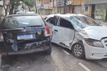 Imagem ilustrativa da imagem Carro faz 'strike' e motorista foge do local do acidente em Vila Velha