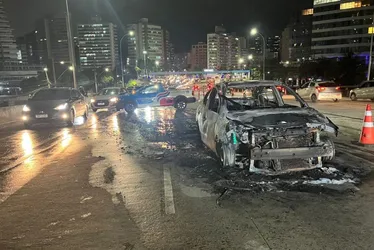 Imagem ilustrativa da imagem Carro pega fogo na Terceira Ponte e complica trânsito na região