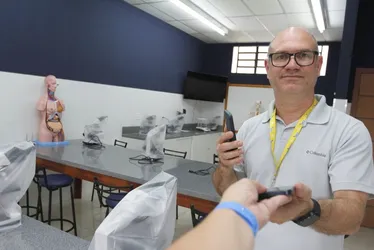 Imagem ilustrativa da imagem Celular só vai poder ser usado nas escolas em casos de emergência