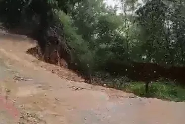 Imagem ilustrativa da imagem Chuva faz parte de rua ceder e aumenta risco de deslizamentos em Colatina