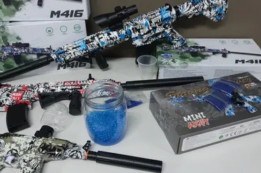 Imagem ilustrativa da imagem Polícia prende comerciantes e recolhe 3,5 mil armas de gel no comércio do Recife