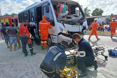 Imagem ilustrativa da imagem Colisão entre caminhão e microônibus deixa oito vítimas em Paulista
