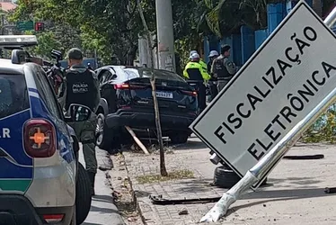 Imagem ilustrativa da imagem Com sinais de embriaguez, motorista derruba placa de sinalização na Av. Rui Barbosa